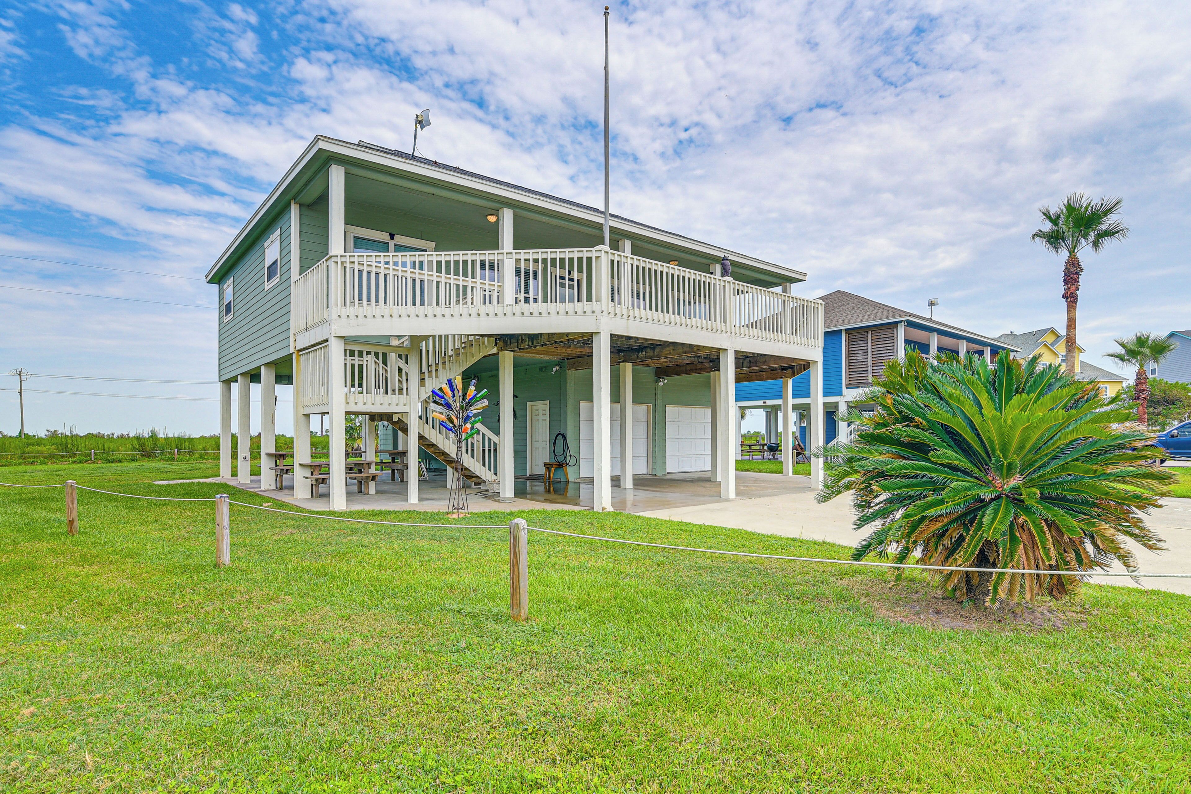 ‘Pura Vida’ Crystal Beach House: Walk to Beach!
