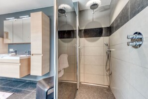Duschwanne, Haartrockner, Seife, Toilettenpapier