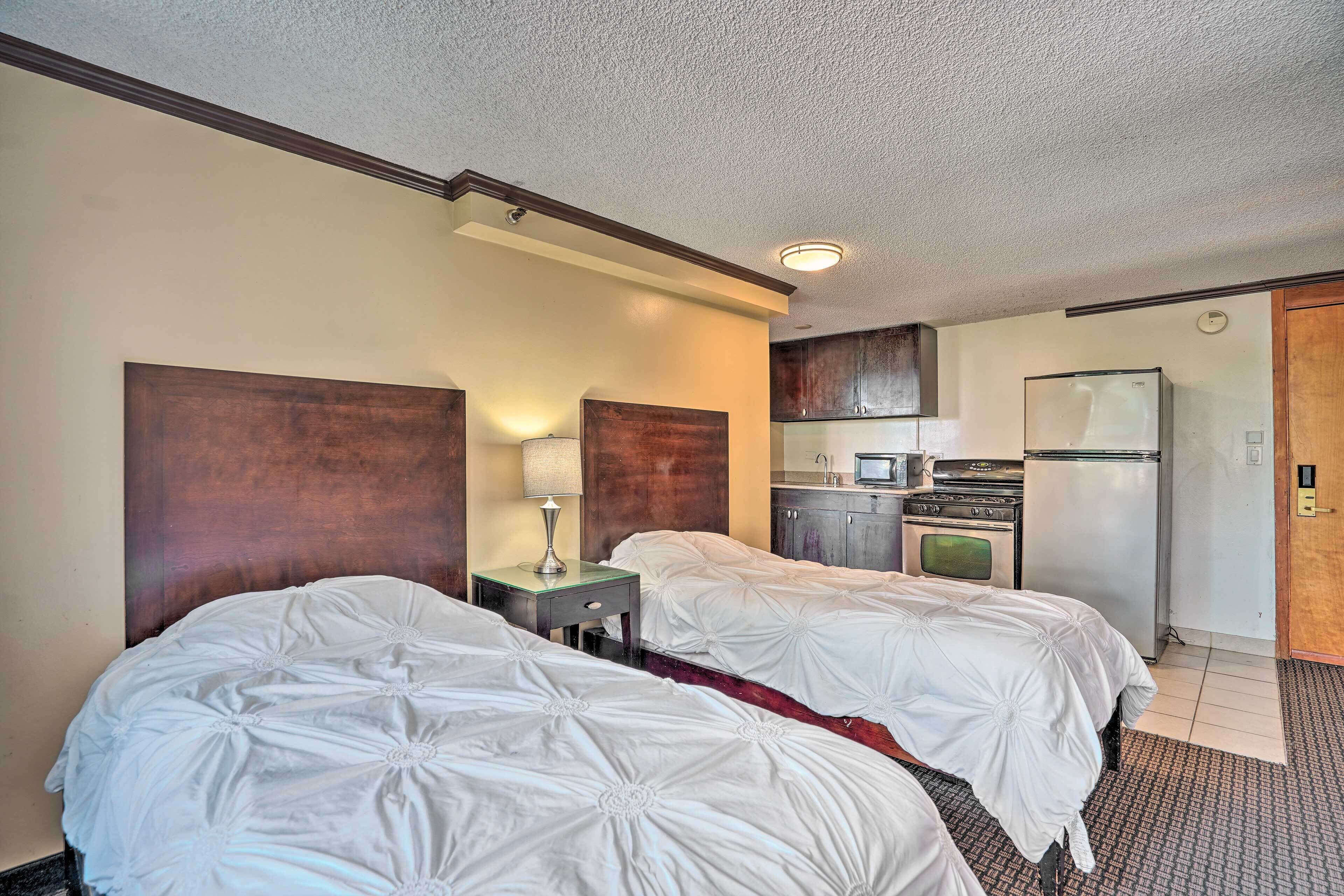 Central Hotel Condo: Walk to Waikiki Beach!