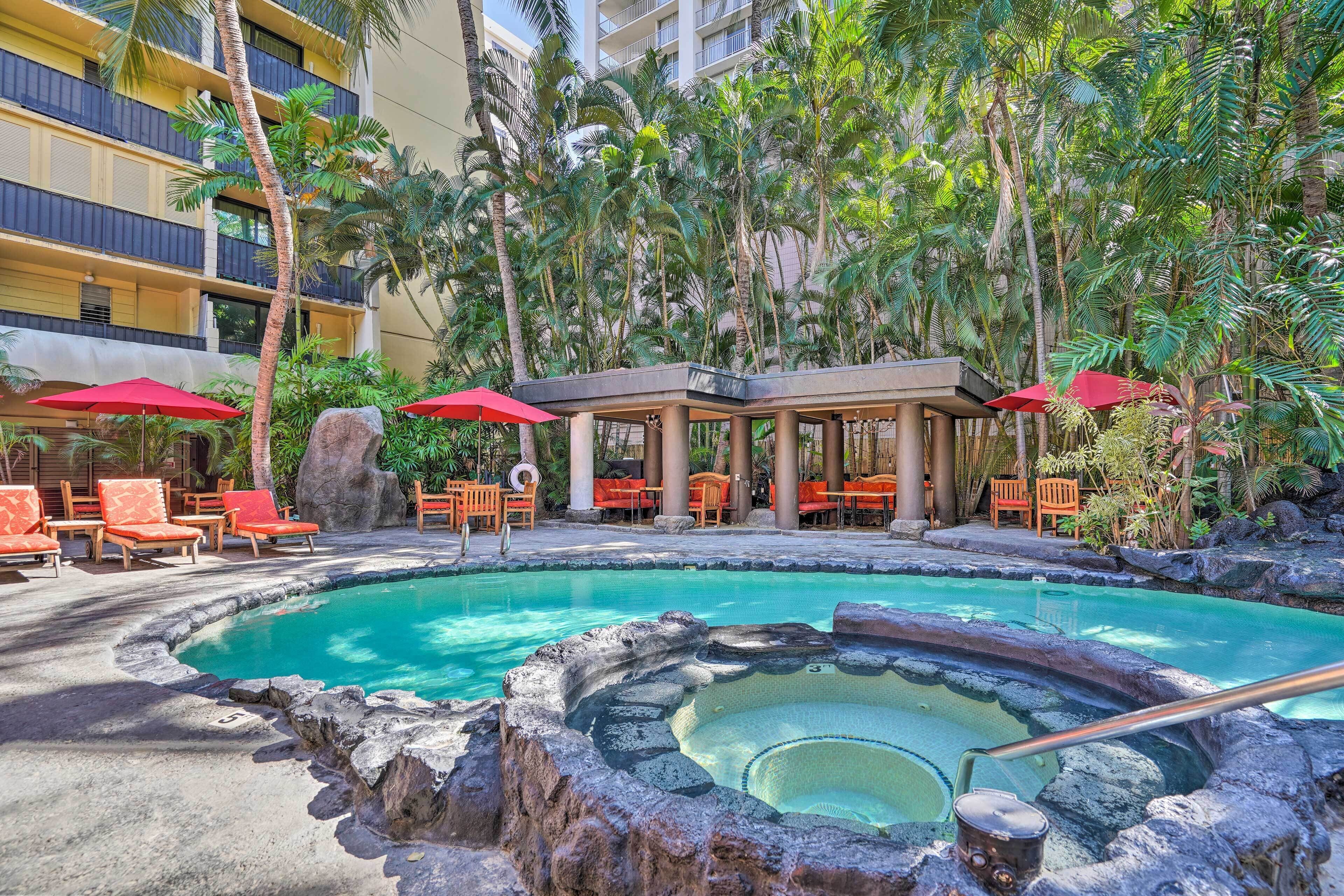 Central Hotel Condo: Walk to Waikiki Beach!