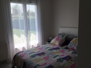 2 chambres, fer et planche à repasser, lit de bébé portatif