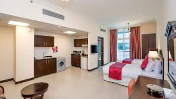 1 habitación, caja de seguridad en la habitación y escritorio
