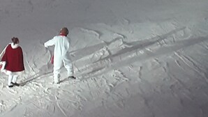 Een besneeuwde omgeving met mensen aan het skiën.