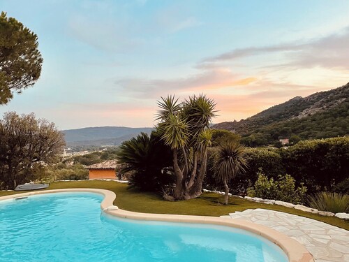 VILLA DE CHARME, GOLFE St TROPEZ, AU CALME, BELLE VUE DEGAGEE, PISCINE CHAUFFEE