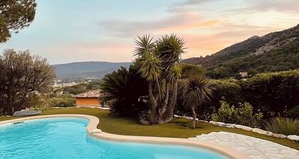 VILLA DE CHARME, GOLFE St TROPEZ, AU CALME, BELLE VUE DEGAGEE, PISCINE CHAUFFEE