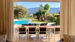 A room with a view of a swimming pool, outdoor furniture, and a sofa. - VILLA DE CHARME, GOLFE St TROPEZ, AU CALME, BELLE VUE DEGAGEE, PISCINE CHAUFFEE (Le Plan-de-la-Tour)