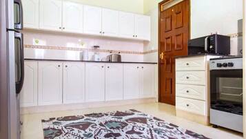 Fridge, microwave, oven, coffee/tea maker