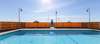 Lisbon Flower 360º - Your Lovely Flat with Pool and Parking