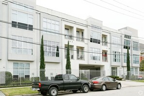 Exterior - Luxurious Downtown Loft! (Houston)