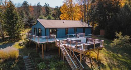 Fox Hill Home: Recently Renovated Cabin w/ Hot Tub & Pool Table