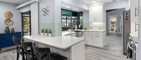 Refrigerador, microondas, horno y lavavajillas