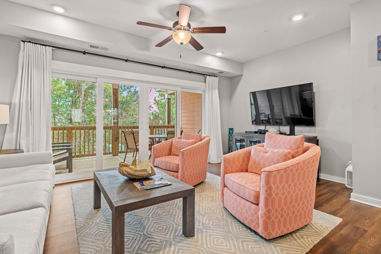 テレビ、DVD プレーヤー