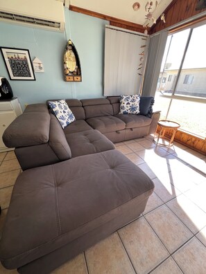 TV, DVD player, books, video library - Family Friendly Shack with Bay Views (Fisherman bay)