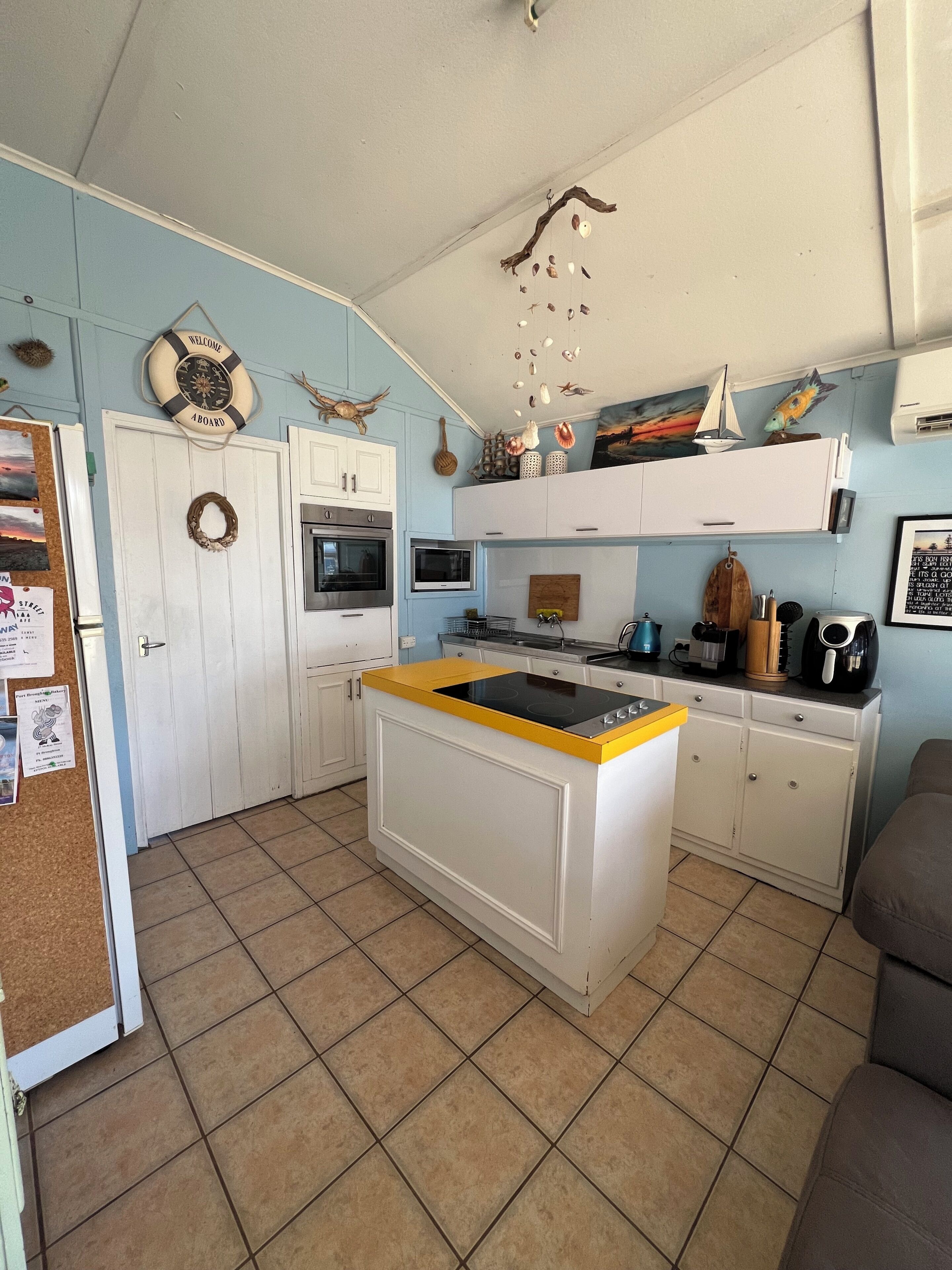 Kjøleskap, mikrobølgeovn, ovn og kaffetrakter/tekoker