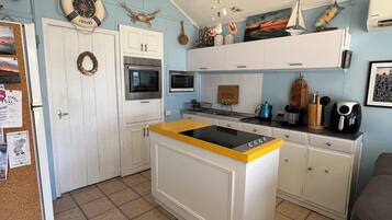 Kjøleskap, mikrobølgeovn, ovn og kaffetrakter/tekoker