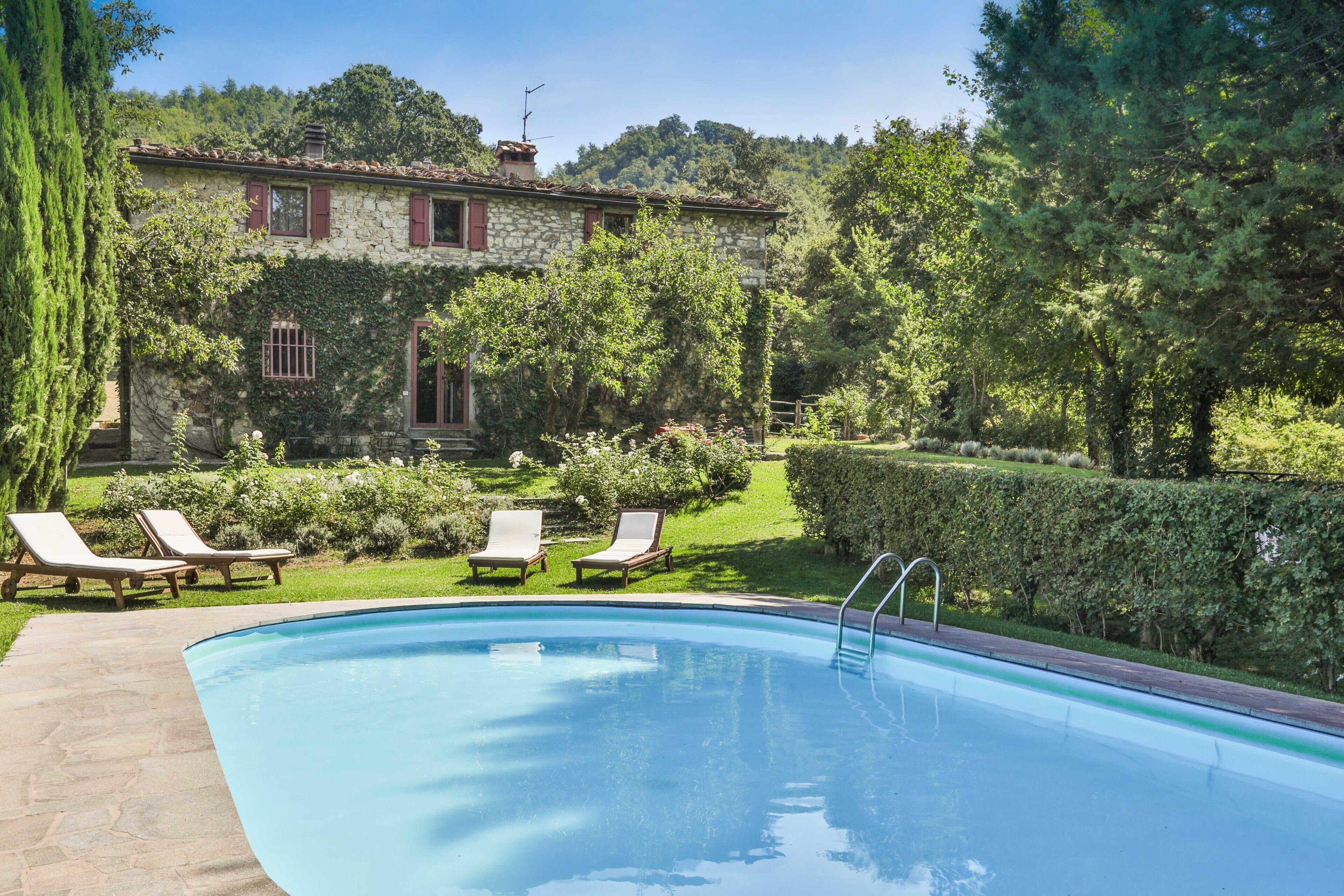 Country house, a stone farmhouse, completely independent, with a private pool.