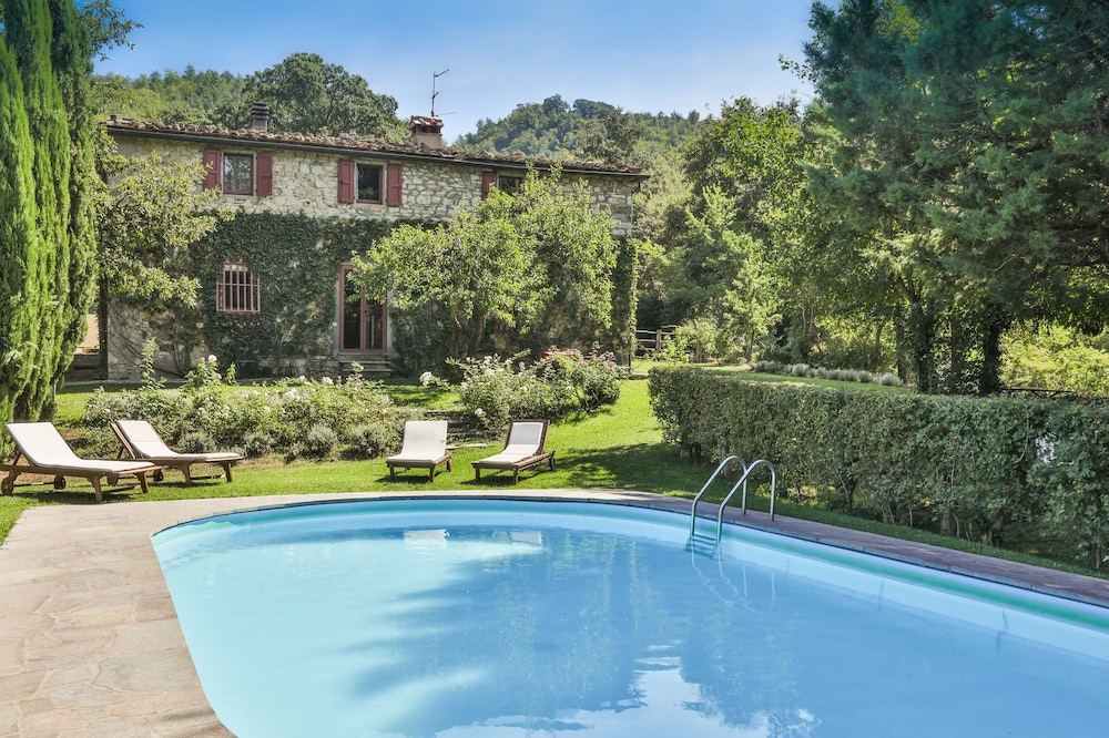 Country house, a stone farmhouse, completely independent, with a private pool.