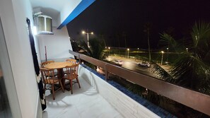 Outdoor dining - Flat Jardim de Alah - Armação beachfront (BA)