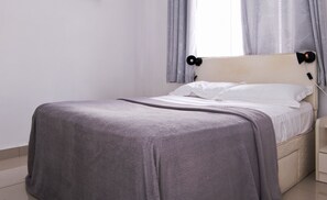3 bedrooms, desk, iron/ironing board, free WiFi - Three bedroom apartment, only 5 minutes walk from sandy beach.  (Flic en Flac)