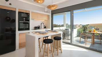 Full-size fridge, microwave, oven, stovetop