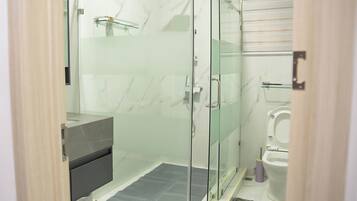 Ducha, toallas, jabón, papel higiénico