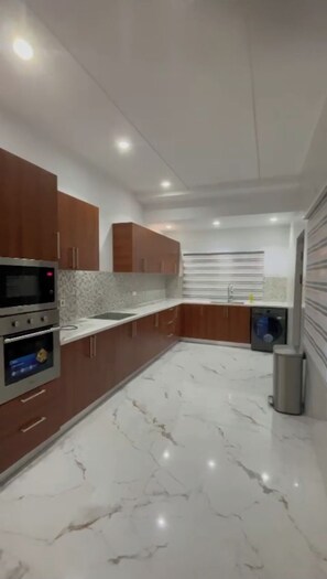 Hervidor eléctrico, licuadora, utensilios de cocina y especias