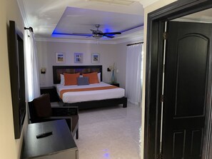 6 عدّة غرف نوم وخزنة داخل الغرفة ومكواة/لوح كي وسرير سفر