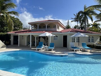 This entire villa is your, no sharing.