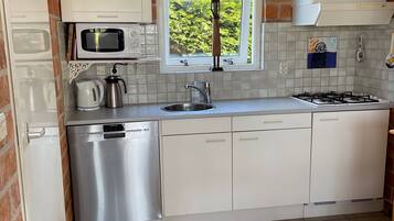 Een koelkast, een kookplaat, een koffiezetapparaat/waterkoker