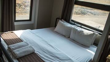 Casa económica, 3 habitaciones, cocina, vistas a la montaña | Tabla de planchar con plancha y ropa de cama