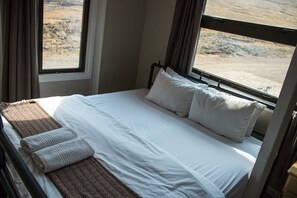 Tabla de planchar con plancha y ropa de cama