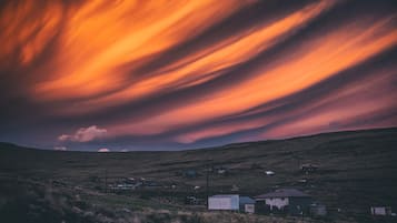 Vista frontal de la propiedad por la tarde o noche