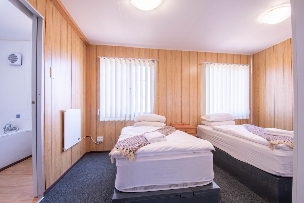 3 slaapkamers, een strijkplank/strijkijzer, beddengoed
