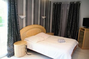 A single bed with a wooden headboard, a bedside table, and a lamp. - Perfect villa with pool - fantastic location A3693 (Lège-Cap-Ferret)