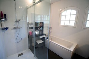 Bathtub, towels