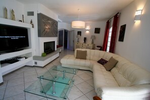 TV, fireplace