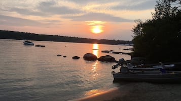 Beach nearby, sun-loungers, beach towels