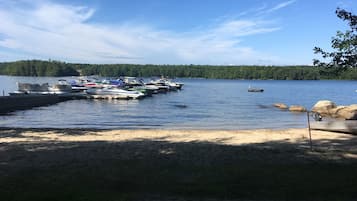 Beach nearby, sun-loungers, beach towels
