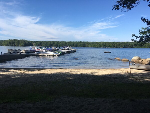 Nær stranden, solsenger og strandhåndklær