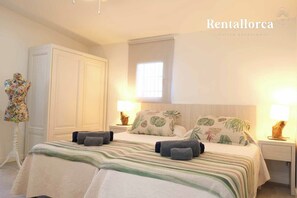 4 bedrooms, iron/ironing board, free WiFi, bed sheets