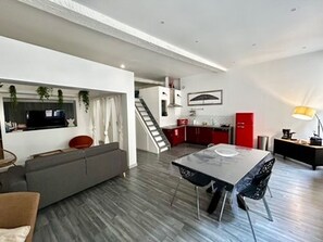 TV connectée, lecteur de DVD, livres