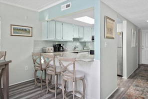 Kjøleskap, mikrobølgeovn, ovn og kokeplater