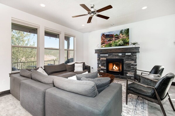 Smart TV, fireplace