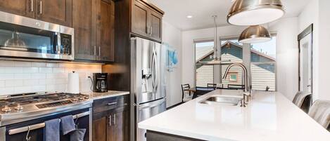 Réfrigérateur, four à micro-ondes, un four, surface de cuisson