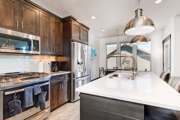 Geladeira, micro-ondas, fogão, cooktop