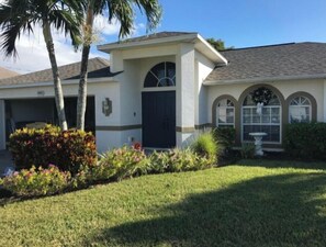 Exterior - Beautifully decorated neighborhood home near beaches, dining, golf and fishing (Cape Coral)