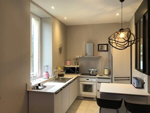 Réfrigérateur, micro-ondes, four, plaque de cuisson