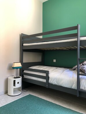3 habitaciones, escritorio y tabla de planchar con plancha 