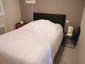 3 slaapkamers, een bureau, een strijkplank/strijkijzer, reisbedje
