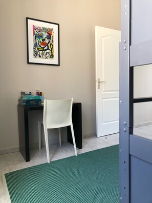 3 habitaciones, escritorio y tabla de planchar con plancha 